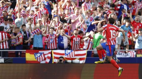 El delantero del Atlético de Madrid  Julián Álvarez celebra tras marcar el primer gol del Atlético de Madrid en el partido ante el Real Betis.