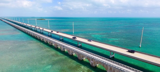 En el camino, el asfalto se posa literalmente sobre el océano, uniendo 44 islas a través de 42 puentes, en una travesía de 182 kilómetros.