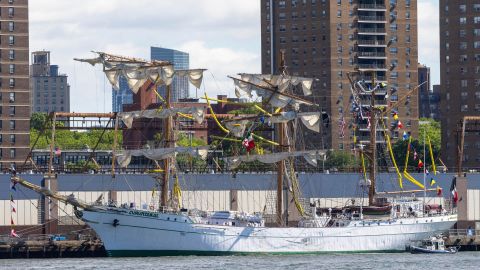 El buque escuela Cuauhtémoc de la Armada de México se encuentra atracado en el East River con los mástiles rotos, al día siguiente de impactar contra el Puente de Brooklyn en Nueva York, EE. UU., el 18 de mayo de 2025.