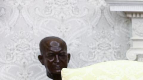 El presidente estadounidense Donald Trump (d) se reúne con el presidente sudafricano Cyril Ramaphosa (i) en el Despacho Oval de la Casa Blanca en Washington, D.C., EE. UU., el 21 de mayo de 2025.