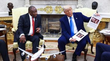 El presidente estadounidense Donald Trump (d) se reúne con el presidente sudafricano Cyril Ramaphosa (i) en el Despacho Oval de la Casa Blanca en Washington, D.C., EE. UU., el 21 de mayo de 2025.
