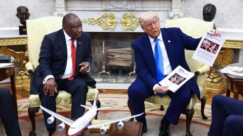 El presidente estadounidense Donald Trump (d) se reúne con el presidente sudafricano Cyril Ramaphosa (i) en el Despacho Oval de la Casa Blanca en Washington, D.C., EE. UU., el 21 de mayo de 2025.