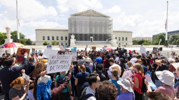 Partidarios de la ciudadanía por nacimiento se congregan frente a la Corte Suprema, donde los jueces superiores escuchan una impugnación de la Administración Trump a la disposición constitucional en Washington, D.C., EE. UU., el 15 de mayo de 2025.