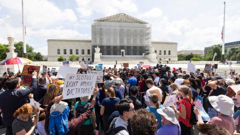 Partidarios de la ciudadanía por nacimiento se congregan frente a la Corte Suprema, donde los jueces superiores escuchan una impugnación de la Administración Trump a la disposición constitucional en Washington, D.C., EE. UU., el 15 de mayo de 2025.