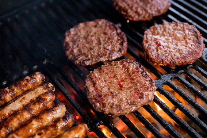 Las hamburguesas son las reinas de las barbacoas.