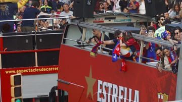 Los jugadores del FC Barcelona durante la celebración este viernes de la consecución del triplete Supercopa de España, Copa del Rey y LaLiga.