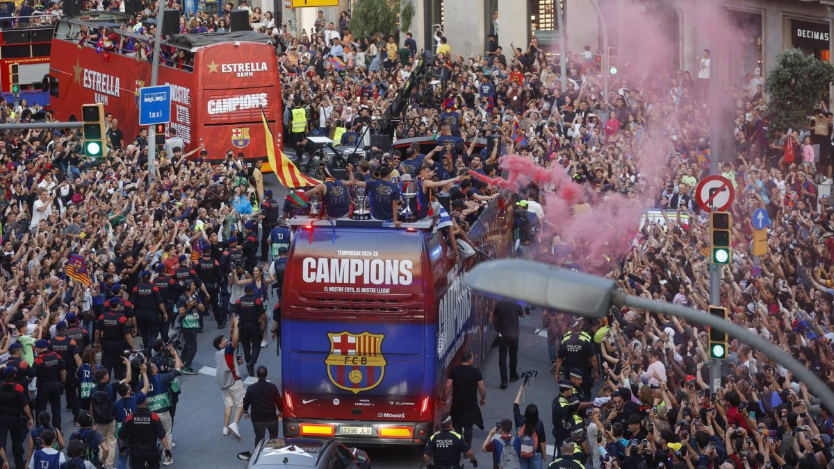 El Barça festeja LaLiga, Copa y Supercopa junto a cientos de miles de personas en Barcelona