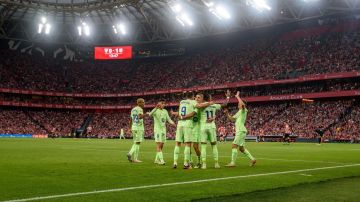 Los jugadores del Barcelona celebran el primer gol de su equipo durante el partido de la última jornada de LaLiga EA Sports, entre el Athletic Club y el FC Barcelona.