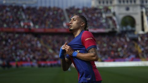 El delantero del Barcelona Raphinha celebra su segundo gol contra el Real Madrid.