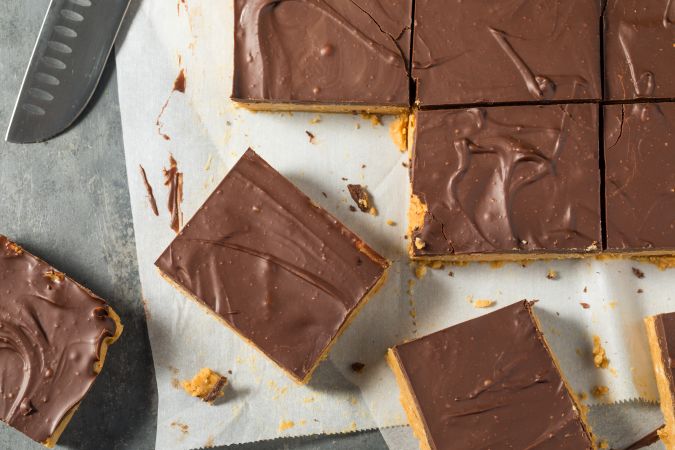 Para garantizar un resultado perfecto se debe congelar la mezcla de maní y luego agregar la capa de chocolate.