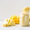La combinación de piña, mango y agua de coco ayudan a desinflamar el organismo.