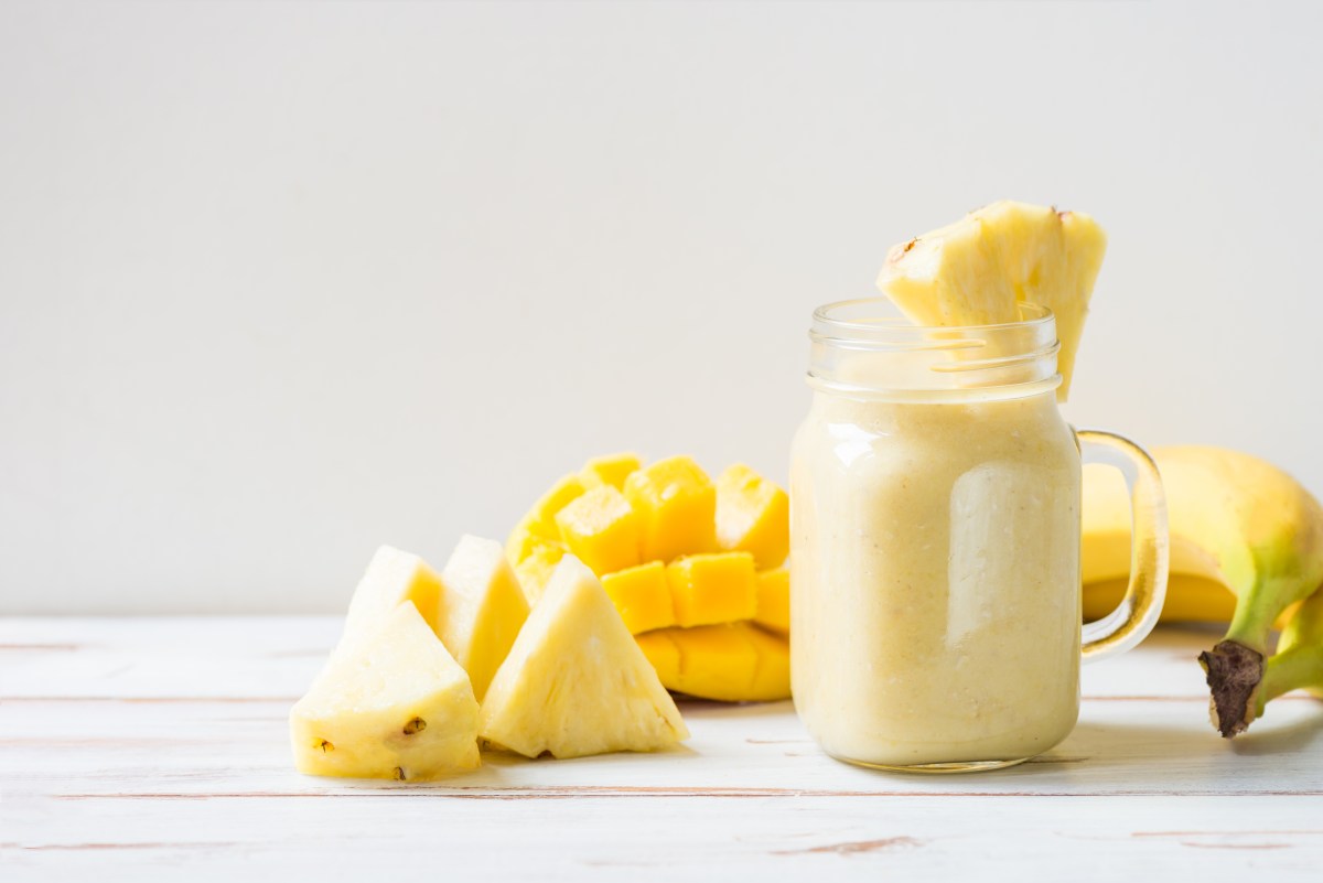 Desinflama, protege y disfruta: Receta del smoothie antiinflamatorio con piña y mango