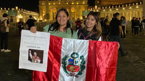 Varios peruanos estaban en la Plaza de San Pedro para conocer el nombre del nuevo papa, sin imaginar que sería uno nacionalizado de Perú.