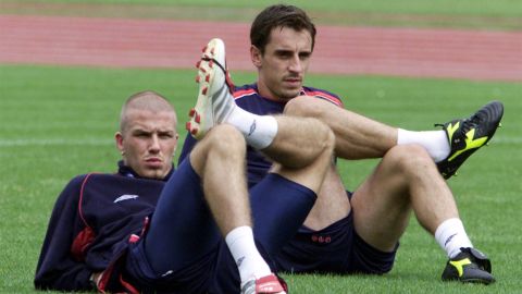 David Beckham y Gary Neville durante un entrenamiento de la selección de Inglaterra en 2001.
