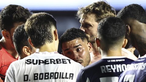 Damián Bobadilla (i) de Sao Paulo discute con Miguel Navarro (c) de Talleres este martes, en un partido de la fase de grupos de la Copa Libertadores.