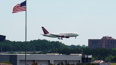 Un vuelo chárter de Omni Air International procedente de Sudáfrica aterrizó en el Aeropuerto Internacional de Dulles, Virginia, EE. UU., el 12 de mayo de 2025.