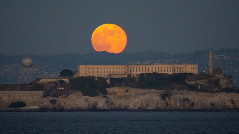 Trump ordenó reabrir cárcel de máxima seguridad de Alcatraz para detener a migrantes