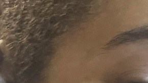 A la izquierda, Niesha con su hijo. A la derecha, Perla con sus gemelos.