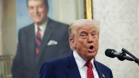 El presidente de Estados Unidos, Donald Trump, habla en la Oficina Oval de la Casa Blanca en Washington, DC, EE. UU., 07 de mayo de 2025.