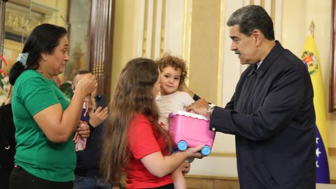 Fotografía cedida por Prensa del Palacio de Miraflores donde se observa a Nicolás Maduro (d), saludando a Yorely Bernal y a su hija Maikelys Espinoza, este miércoles en Caracas (Venezuela).