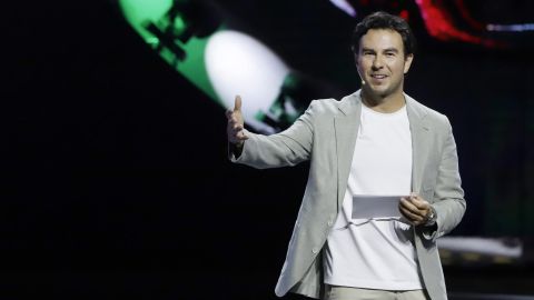 El piloto mexicano de la Fórmula 1 Sergio Pérez habla durante su presentación en el Festival de las Ideas 2025 este jueves, en el Auditorio Metropolitano de Puebla, México.