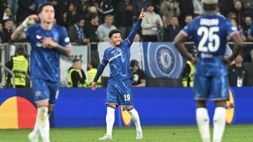 Jadon Sancho celebra su gol ante el Betis en la final de la Conference League.