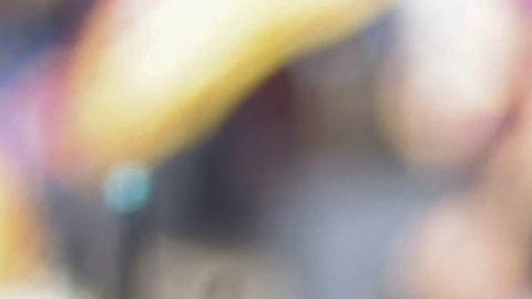 El entrenador del Real Madrid Carlo Ancelotti saluda al árbitro del encuentro Hernández Hernández, tras el partido entre el Barcelona y el Real Madrid.
