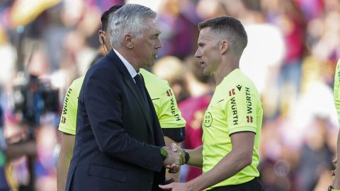 El entrenador del Real Madrid Carlo Ancelotti saluda al árbitro del encuentro Hernández Hernández, tras el partido entre el Barcelona y el Real Madrid.