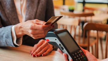 Un experto en finanzas aconseja que nunca uses tu tarjeta de crédito para compras fugaces, como cenas en restaurantes.