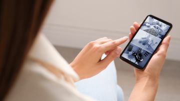 Si tienes más de un teléfono viejo, puedes colocarlos en distintos rincones de la casa para una vigilancia más completa.