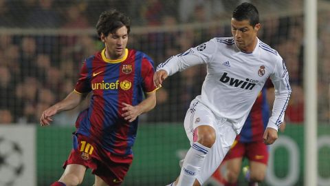 Lionel Messi y Cristiano Ronaldo durante un Clásico en 2011.