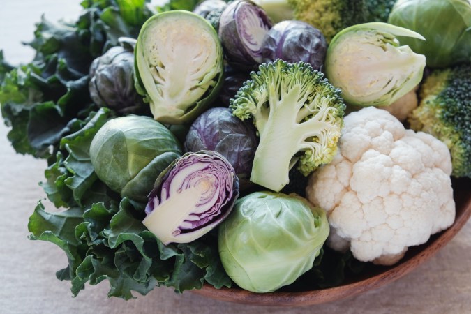 Los alimentos crucíferos tiene compuestos que combaten el daño celular, que favorece la aparición del cáncer.