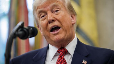 El presidente de Estados Unidos, Donald Trump, habla antes de juramentar al exsenador estadounidense David Perdue (no en la imagen) como embajador de Estados Unidos ante la República Popular China en la Oficina Oval de la Casa Blanca en Washington, DC, EE. UU., 07 de mayo de 2025.