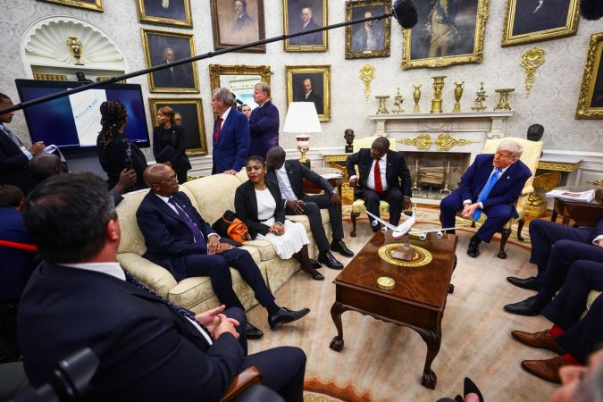 Trump y Ramaphosa observan un video que proyectó la Casa Blanca sobre discursos de odio contra los blancos en Sudáfrica.
