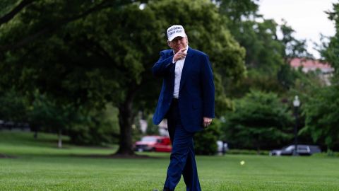El presidente estadounidense, Donald Trump, cruza el Jardín Sur tras descender del Marine One en la Casa Blanca, en Washington, D.C., EE. UU., el 25 de mayo de 2025.