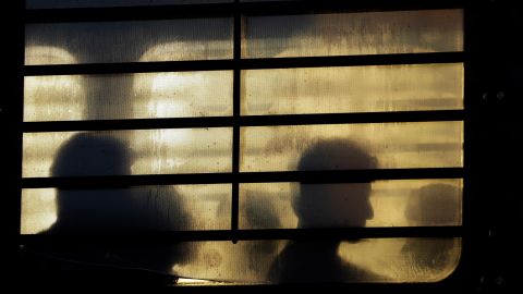 Juez ordena a EE.UU. restablecer contacto con hispano deportado al Cecot sin previo aviso