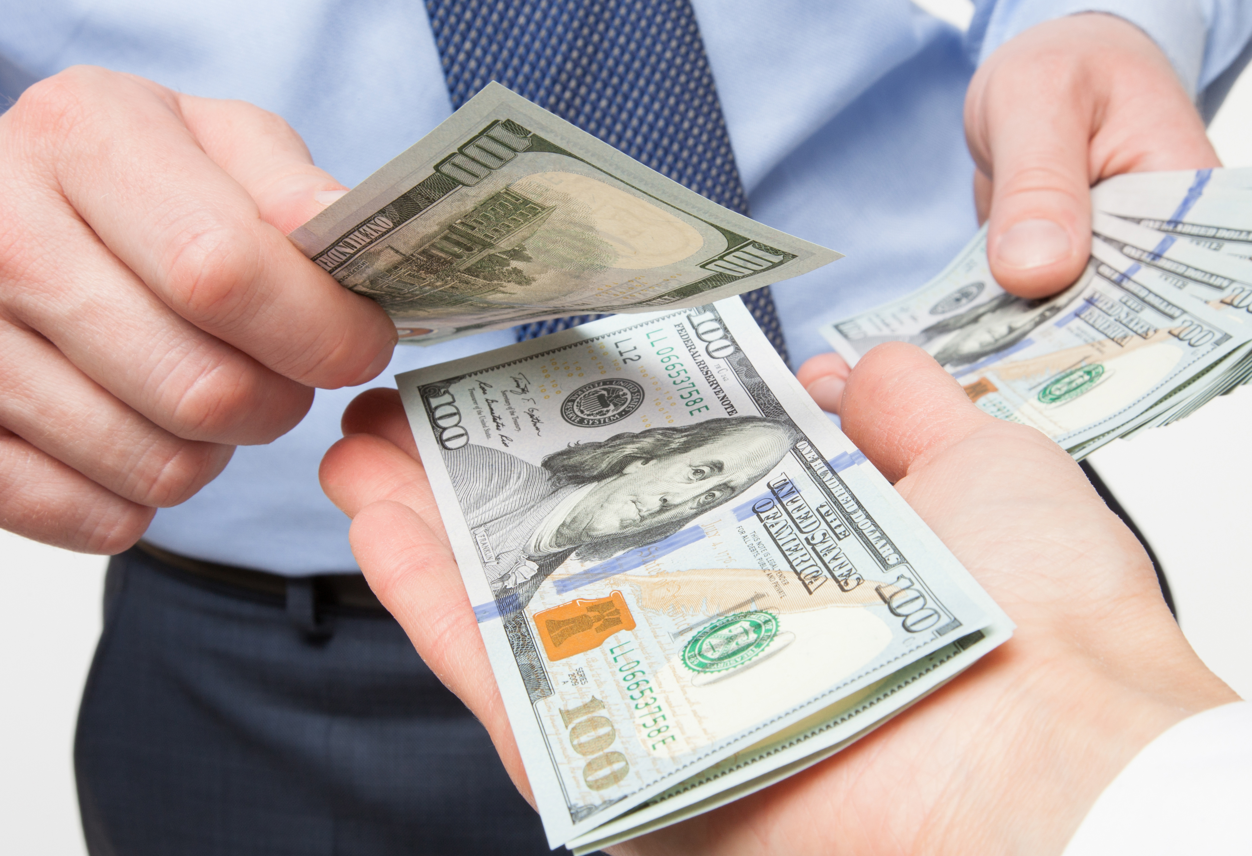 Cómo pagar una deuda de $30,000 en un año, según expertos