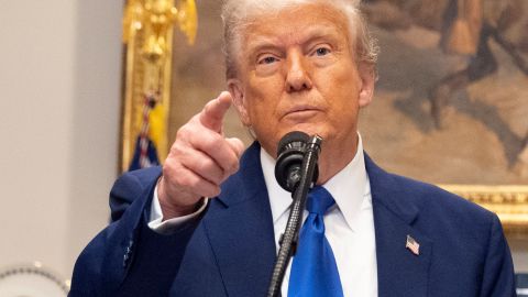Cenarán con Trump 200 personas que invirtieron más de $54,000 dólares en su 'memecoin'