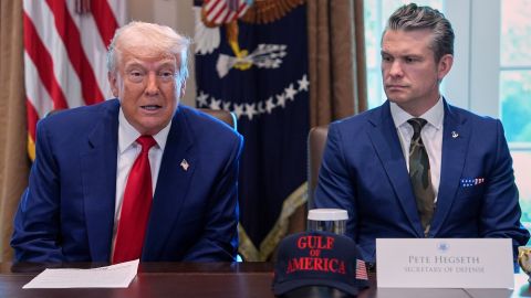 Trump no ha pensado "ni un poquito" remover a Pete Hegseth del Departamento de Defensa