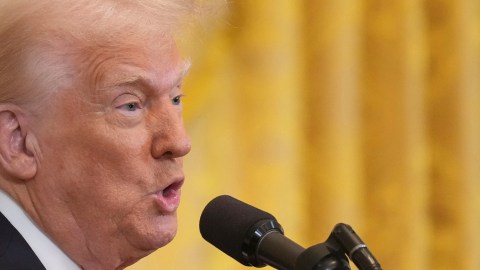 Donald Trump cuestiona si los migrantes tienen derecho al debido proceso