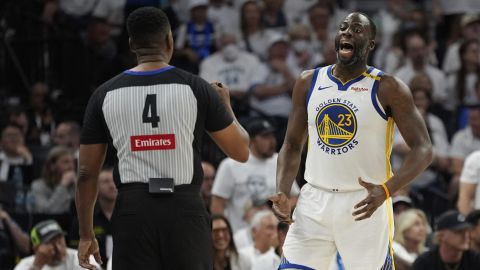 Draymond Green, jugador de los Golden State Warriors, discute con un árbitro.