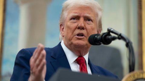 El presidente de Estados Unidos, Donald Trump, habla en la ceremonia de juramentación de Jeanine Pirro como fiscal interina de Estados Unidos para el Distrito de Columbia, en la Oficina Oval de la Casa Blanca, en Washington, D.C., EE.UU., hoy 28 de mayo de 2025.