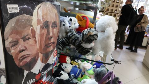 Camiseta con la imagen de Donald Trump y Vladimir Putin
