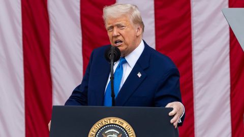 El presidente estadounidense, Donald J. Trump, habla en la conmemoración del Día Nacional de los Caídos en Guerra en el Cementerio Nacional de Arlington, Virginia, EE. UU., el 26 de mayo de 2025.