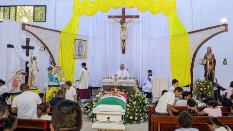 América Yamileth fue llevada al cementerio Bosques del Recuerdo, donde cientos de rehiletes, girando con el viento, la despidieron y la acompañaron a su última morada.