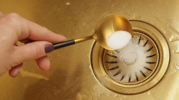 La sal, por su textura, actúa como un exfoliante natural que remueve residuos adheridos en el fregadero de la cocina.