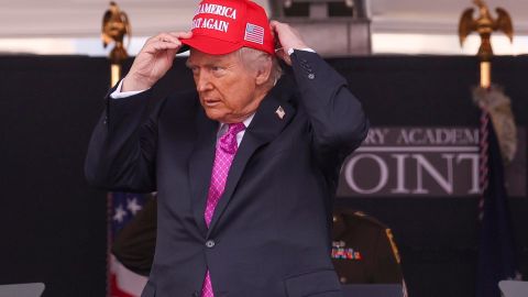 El presidente de Estados Unidos, Donald Trump, sale de una ceremonia de graduación de la Academia Militar de Estados Unidos en el Estadio Michie de West Point, Nueva York, EE. UU., hoy 24 de mayo de 2025.