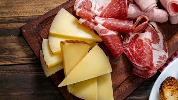 Aprende sencillos trucos para conservar los embutidos y el queso por más tiempo.
