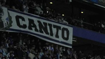 Las fuerzas de seguridad controlan el campo al finalizar el encuentro entre el RCD Espanyol y FC Barcelona.