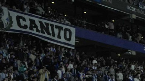 Las fuerzas de seguridad controlan el campo al finalizar el encuentro entre el RCD Espanyol y FC Barcelona.